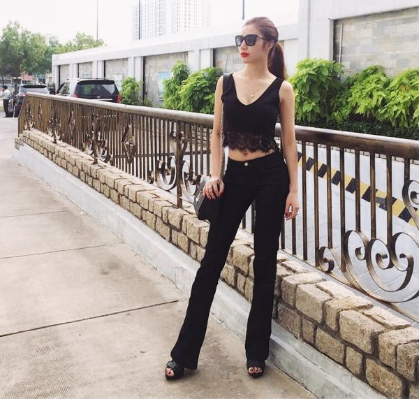 Hạnh Sino 'mạnh dạn' khoe eo thon hút mắt khi diện áo lửng phối ren. Dù mix cả bộ đồ tuyền đen song nữ ca sỹ chú trọng kiểu dáng trang phục tôn những 'điểm vàng' của mình.