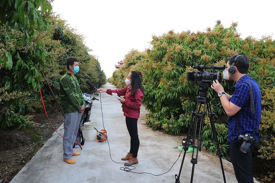 Nhóm phóng viên cơ quan thường trú Thông tấn xã Việt Nam tại Hải Dương phỏng vấn người dân về tình hình sản xuất nông nghiệp trong thời gian thực hiện giãn cách xã hội, tháng 3/2021. (Ảnh: TTXVN)