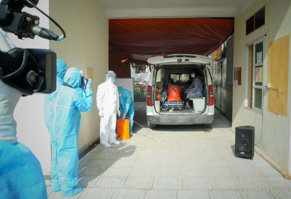 Phóng viên Thông tấn xã Việt Nam tại Bắc Giang tác nghiệp trong khu cách ly trường Đại học Nông Lâm Bắc Giang. (Ảnh: TTXVN)