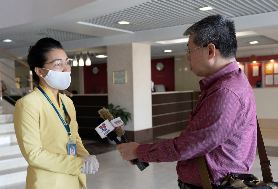 Chị Nguyễn Thị Thu Hằng, tiếp viên trưởng tổ tiếp viên Vietnam Airlines thay mặt các tiếp viên đã thể hiện tình thần quyết tâm sẵn sàng vì cộng đồng, vượt qua những khó khăn do ảnh hưởng của dịch COVID-19 để hoàn thành nhiệm vụ phục vụ hành khách thực hiện chuyến bay từ Moskva về Việt Nam (ngày 17/3/2021) - đang trả lời phỏng vấn phóng viên Thông tấn xã Việt Nam tại Liên bang Nga. (Ảnh: TTXVN)