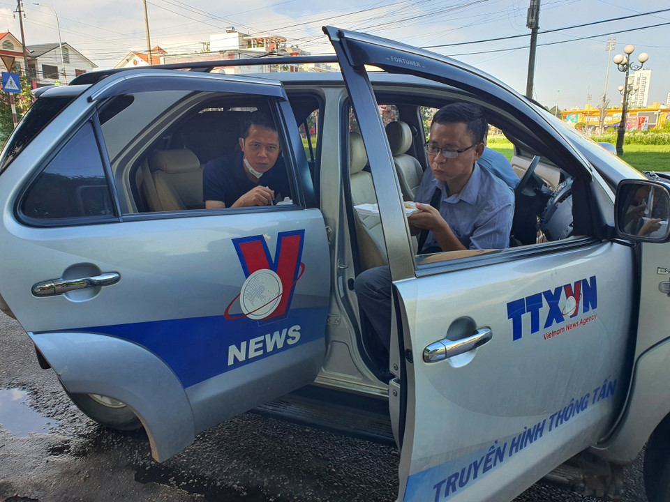 Do toàn thành phố Bắc Giang giãn cách để phòng chống dịch COVID-19 nên không có hàng quán, phóng viên Thông tấn xã Việt Nam tranh thủ ăn mọi nơi, mọi lúc để thuận tiện cho việc tác nghiệp. (Ảnh: TTXVN)