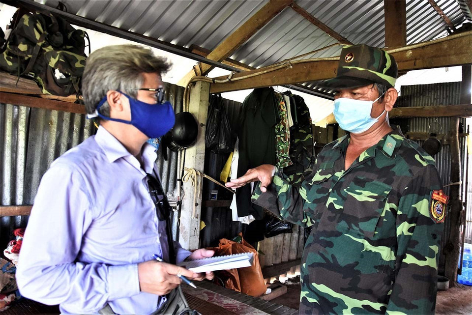 Phóng viên Nguyễn Xuân Khu, cơ quan thường trú Thông tấn xã Việt Nam tại Thành phố Hồ Chí Minh phỏng vấn các chiến sỹ tăng cường cắm chốt phòng chống dịch COVID-19 tại đồn biên phòng Mỹ Quý Tây, Long An, tháng 5/2020. (Ảnh: TTXVN)