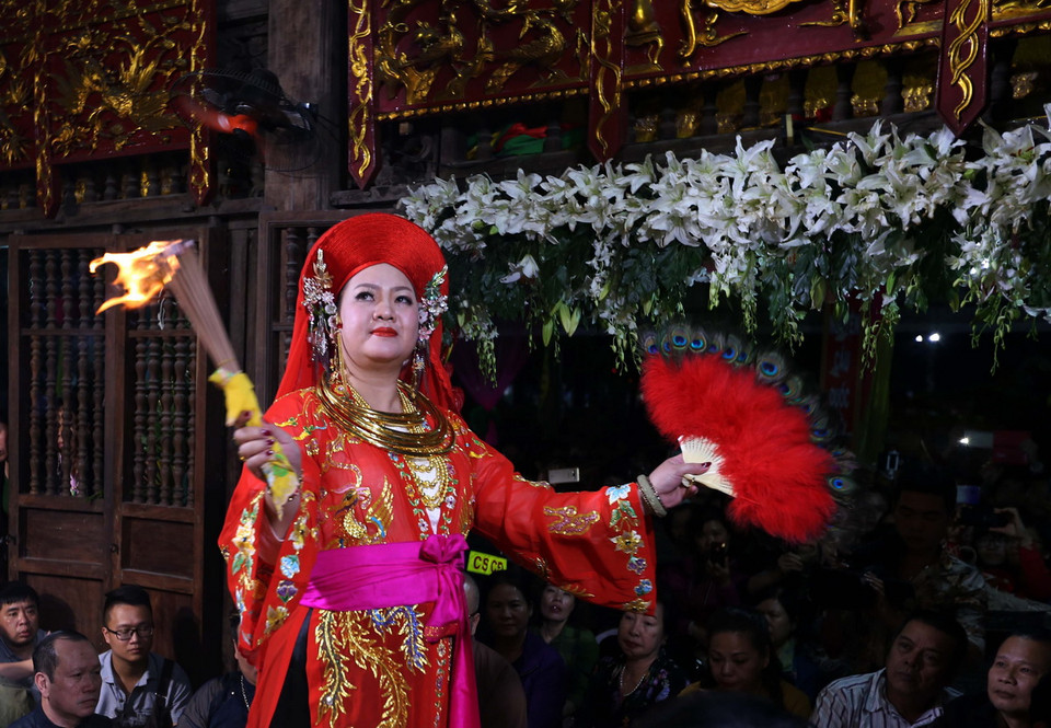  Hình thức diễn xướng dân gian là nghi lễ chính, trung tâm của Thực hành tín ngưỡng thờ Mẫu Tam phủ. (Ảnh: Quang Quyết/TTXVN)
