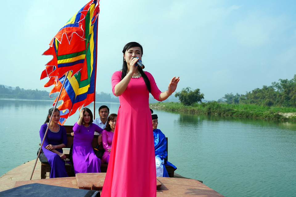 Hát ví giặm phục vụ du khách trên sông Lam. (Ảnh: Bích Huệ/TTXVN)