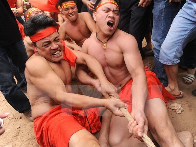 Nghi thức "Kéo co ngồi" ở Hội đền Trấn Vũ (Hà Nội). (Nguồn: TTXVN)