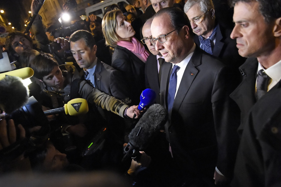 Tổng thống Pháp Francois Hollande (thứ hai, phải), Bộ trưởng Nội vụ Bernard Cazeneuve (giữa) và Thủ tướng Manuel Valls (phải) tại hiện trường sau vụ tấn công ở nhà hát Bataclan. (Nguồn: AFP/TTXVN)