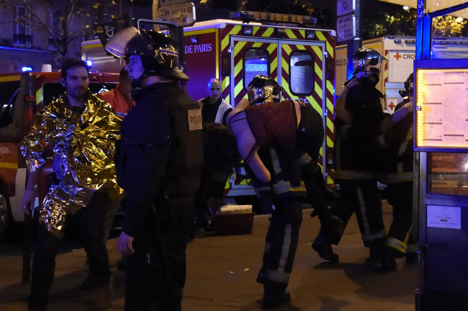 Lực lượng an ninh và cứu hộ phong tỏa bên ngoài nhà hát Bataclan ở Paris ngày 13/11. (Nguồn: AFP/TTXVN)