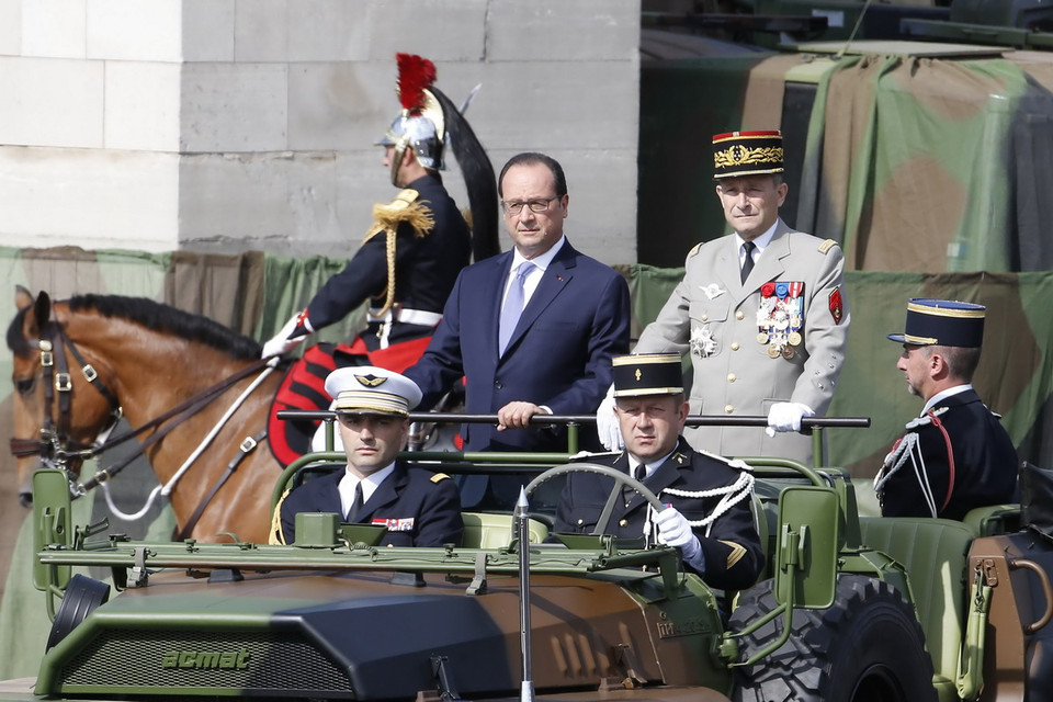 Tổng thống Pháp Francois Hollande (trái) duyệt binh trong lễ kỷ niệm ở Paris. (Nguồn: AFP/ TTXVN)