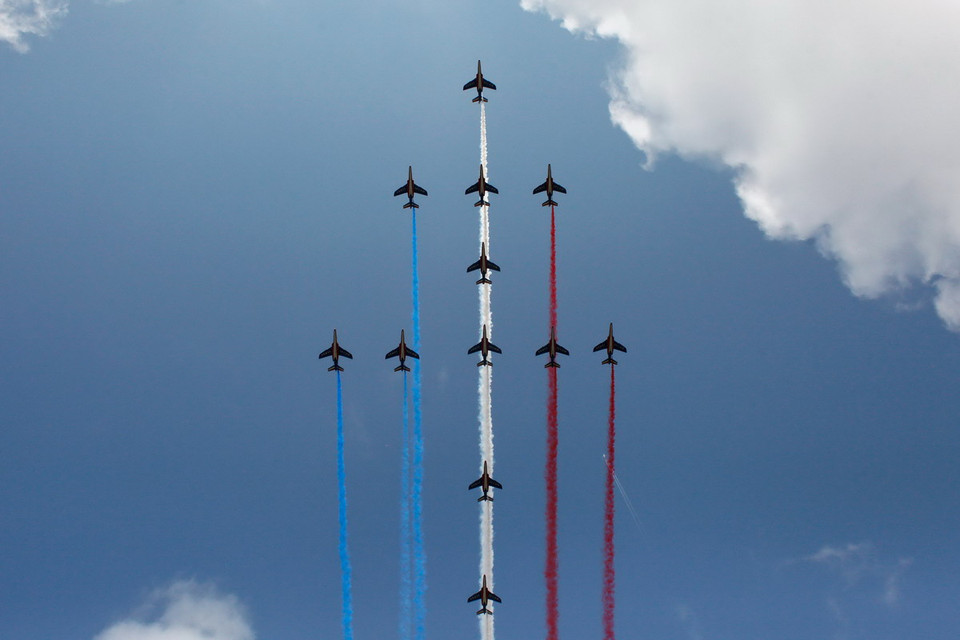 Màn nhả khói ba màu xanh, trắng, đỏ (màu quốc kỳ Pháp) do 12 máy bay thực hiện trên bầu trời Paris. (Nguồn: AFP/ TTXVN)