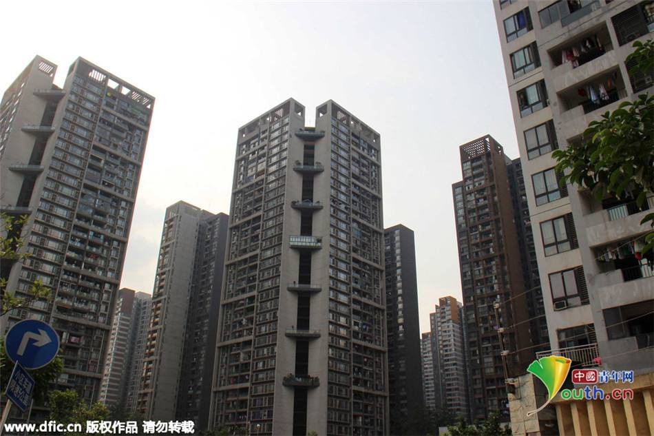 Hành lang này được thiết kế để nối hai tháp ở tòa nhà lại với nhau. Nhưng gần đây, hành lang đã được cải tạo trái phép thành một căn hộ cá nhân. (Nguồn: CCTVNews)