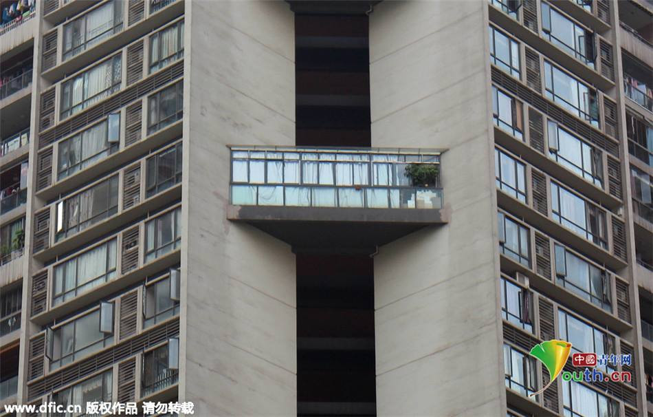 Căn phòng mới này làm từ kính và thép chỉ rộng khoảng 6m2, được người dân gọi là căn nhà 'vô phép' nhất trên không. (Nguồn: CCTVNews)