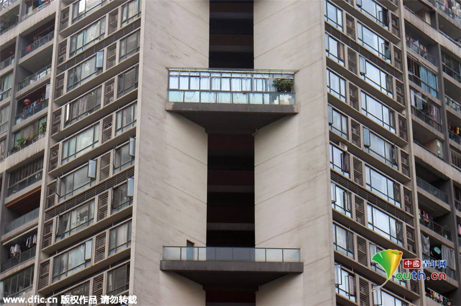 Cộng đồng mạng 'sôi máu' vì sự xuất hiện ngang nhiên của căn phòng trái phép ở độ cao 66m ở Trùng Khánh, Trung Quốc. (Nguồn: CCTVNews)