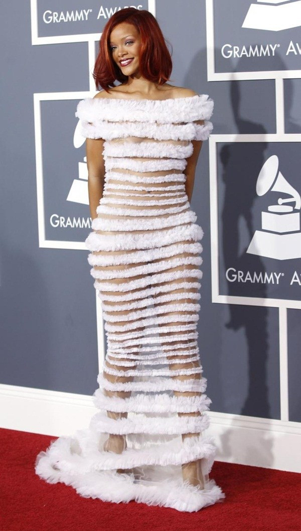 Rihanna tươi tắn và đầy sức sống tại lễ trao giải Grammy năm 2011 trong thiết kế haute couture của Jean Paul Gaultier.