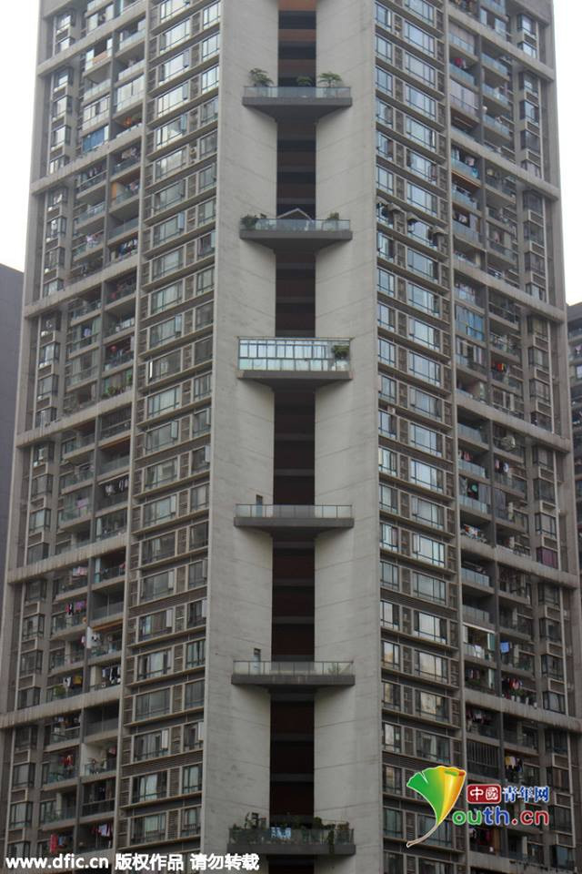 Một vài người bày tỏ nỗi lo về an toàn, trong khi những người khác lại nói hành lang là nơi công cộng vì thế không thể bị sở hữu và sử dụng của một cá nhân nào. (Nguồn: CCTVNews)