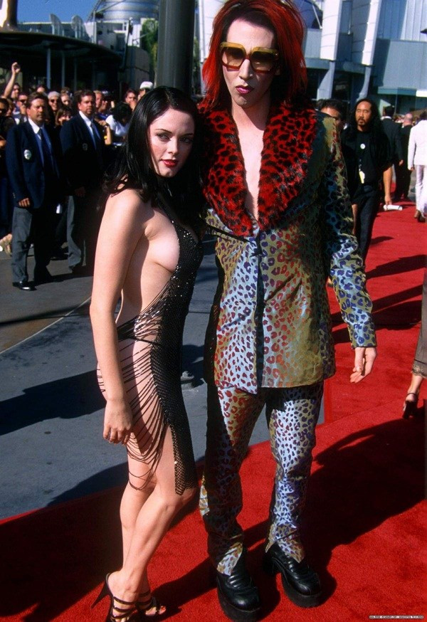 Trong khi bạn trai Marilyn Manson (phải) cố ăn mặc lòe loẹt nhất có thể thì cô đào Rose McGowan lại... chẳng cần mặc gì nhiều mà vẫn thu hút mọi ánh nhìn trên thảm đỏ tại lễ trao giải MTV 1998.