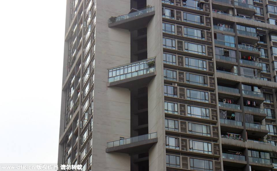 Hành lang nằm giữa tầng 21 và tầng 22 của tòa nhà được một chủ nhà xây thêm tường và mái. (Nguồn: CCTVNews)