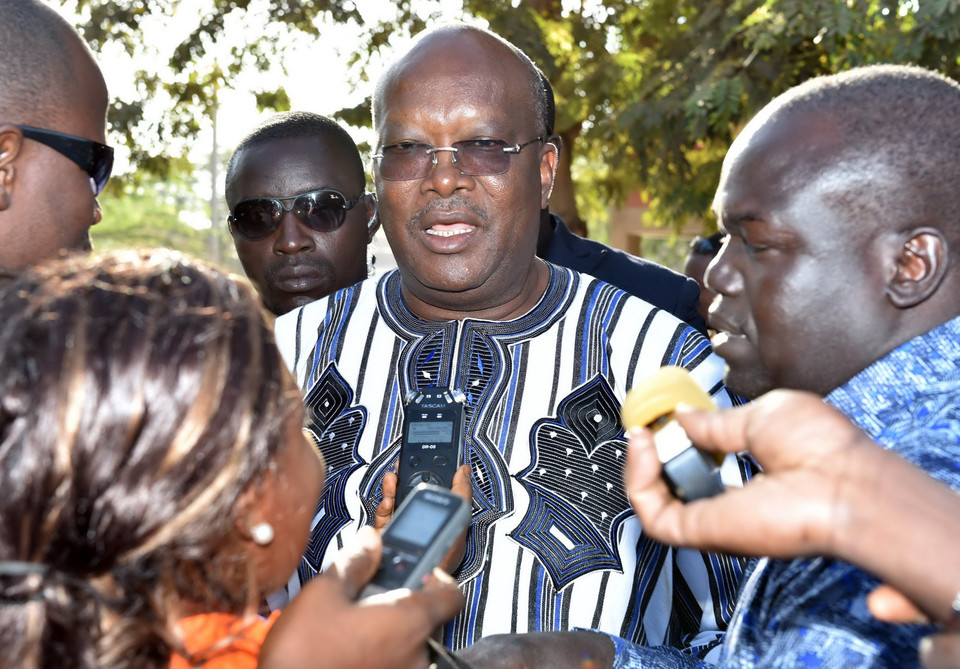 Tổng thống Roch Marc Kabore thị sát khu vực bị tấn công khủng bố, sau khi kết thúc chiến dịch giải cứu con tin. (Nguồn: AFP/TTXVN)