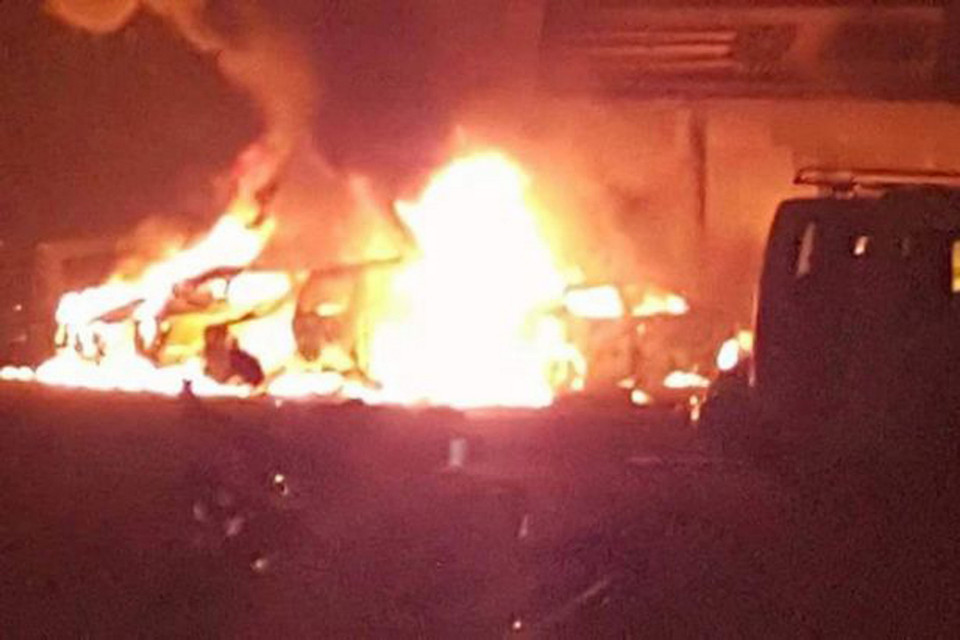 Sau khi tiến hành hai vụ đánh bom xe bên ngoài khách sạn, các tay súng đã bắn chỉ thiên và đột nhập vào bên trong. Ảnh: Hiện trường vụ đánh bom xe. (Nguồn: Daily Mail/TTXVN)