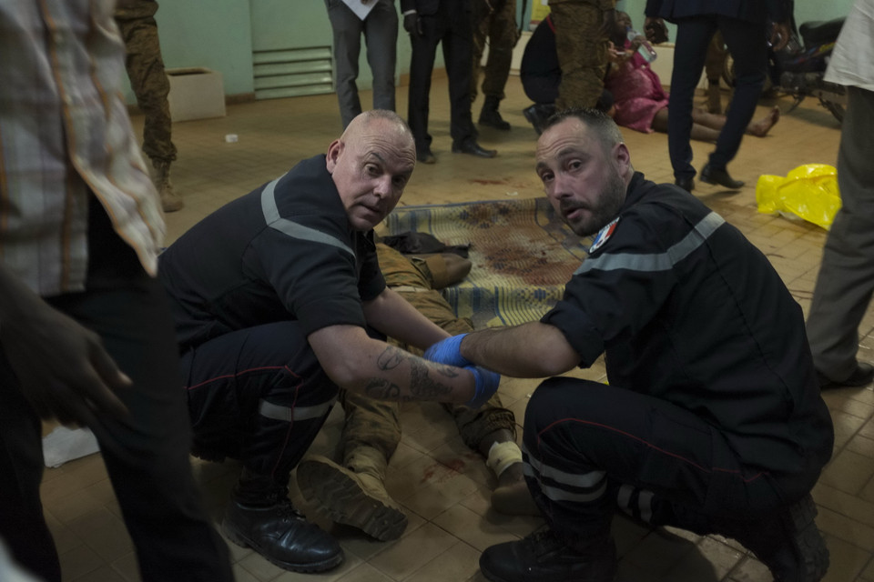 Chiến dịch đột kích giải cứu con tin có sự hỗ trợ của các lực lượng đặc nhiệm Pháp và cố vấn Mỹ. Ảnh: Đặc nhiệm Pháp hỗ trợ con tin bị thương. (Nguồn: AFP/TTXVN)