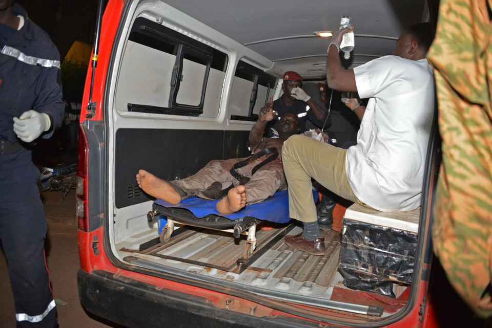 15 giờ 30 phút- giờ Việt Nam, chiến dịch giải cứu con tin kết thúc, 126 con tin được giải cứu, ít nhất 23 người của 18 nước đã thiệt mạng, 30 người bị thương trong cuộc tấn công, 4 tay súng bị tiêu diệt, trong khi tay súng thứ 5 chạy trốn về phía một quán bar gần đó. (Nguồn: AFP/TTXVN)