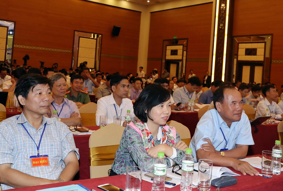 Phó Tổng Gi ám đốc TTXVN Vũ Việt Trang (ở giữa) và các đại biểu tham dự hội nghị. (Ảnh: Thống Nhất/TTXVN)