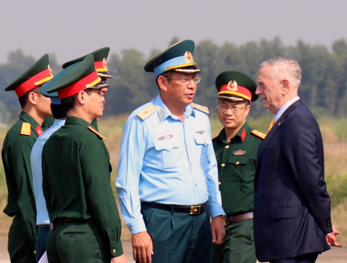 Ngài James Mattis, Bộ trưởng Bộ Quốc phòng Hoa Kỳ gặp gỡ cán bộ chiến sỹ tại sân bay Biên Hòa. (Ảnh:Hoàng Hải/TTXVN)
