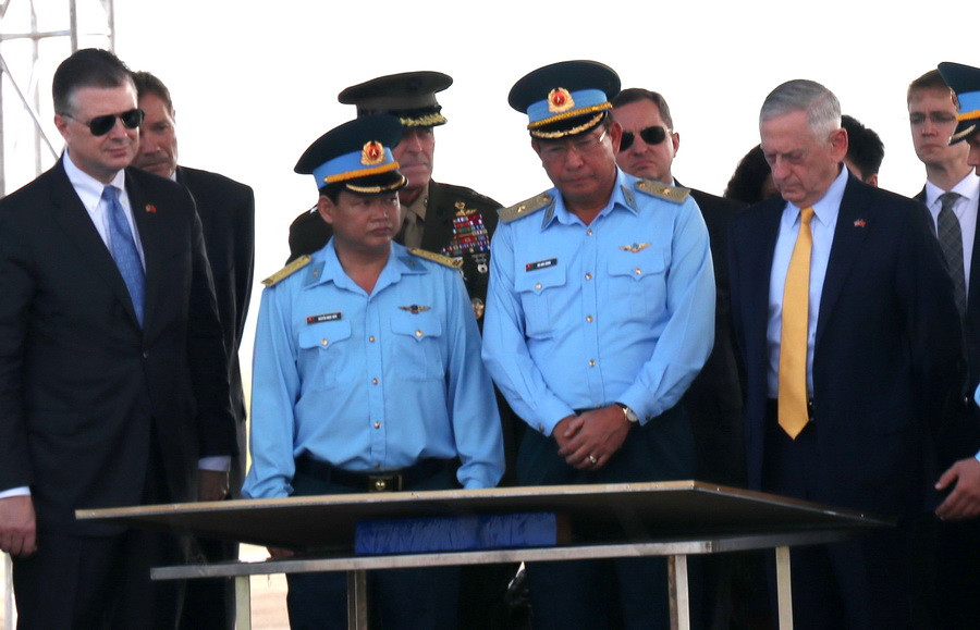 Ngài James Mattis, Bộ trưởng Bộ Quốc phòng Hoa Kỳ xem bản đồ khu vực ô nhiễm dioxin tại sân bay Biên Hòa. (Ảnh:Hoàng Hải/TTXVN)