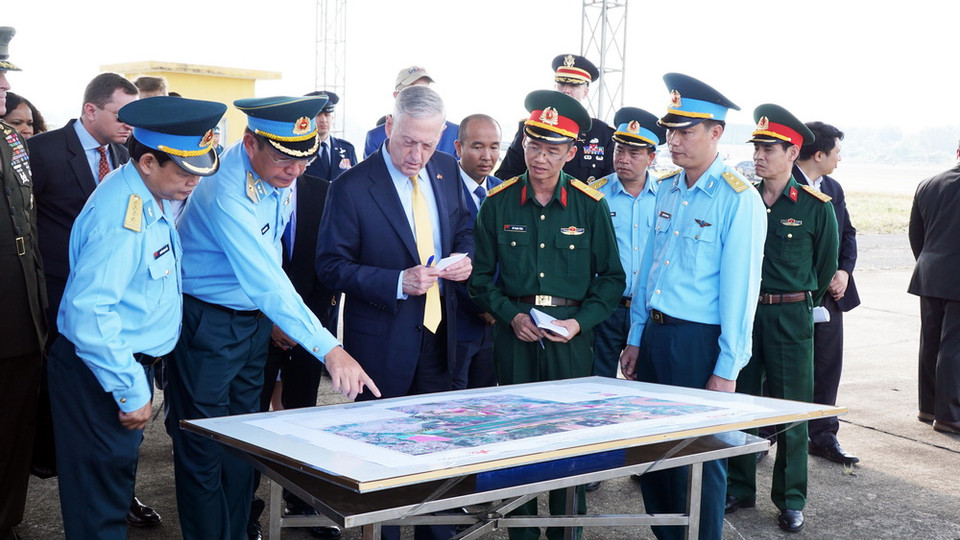 Ông James Mattis, Bộ trưởng Quốc phòng Hoa Kỳ thăm địa điểm xử lý môi trường ô nhiễm dioxin tại sân bay Biên Hòa, Đồng Nai. (Ảnh: Xuân Khu/TTXVN)