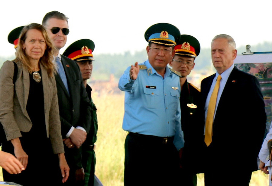 Ngày 17/10/2018, ngài James Mattis, Bộ trưởng Bộ Quốc phòng Hoa Kỳ đến thăm khu xử lý môi trường ô nhiễm dioxin tại sân bay Biên Hòa, tỉnh Đồng Nai. (Ảnh: Hoàng Hải/TTXVN)