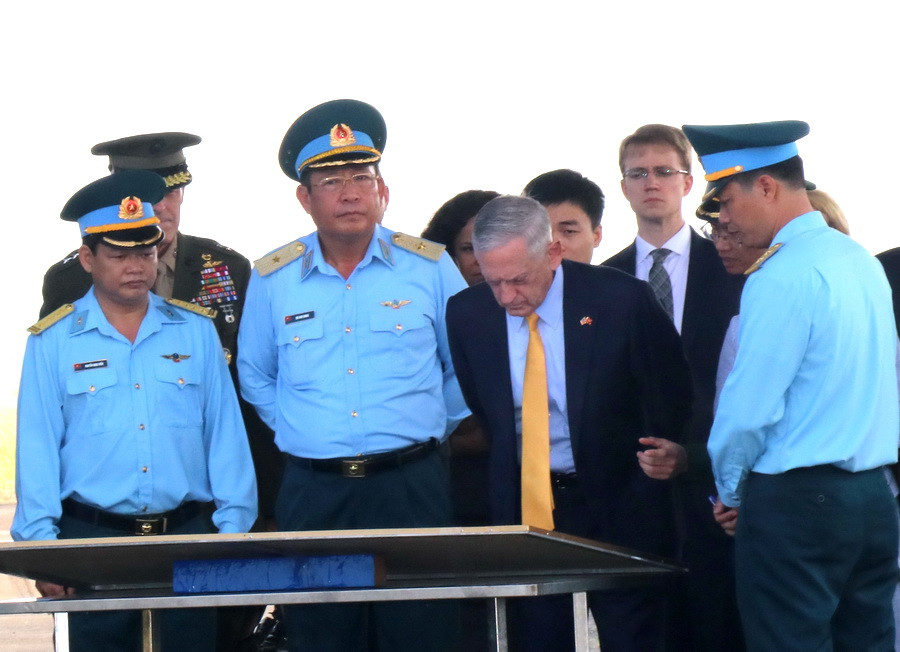 Ngài James Mattis, Bộ trưởng Bộ Quốc phòng Hoa Kỳ xem bản đồ khu vực ô nhiễm dioxin tại sân bay Biên Hòa. (Ảnh: Hoàng Hải/TTXVN)