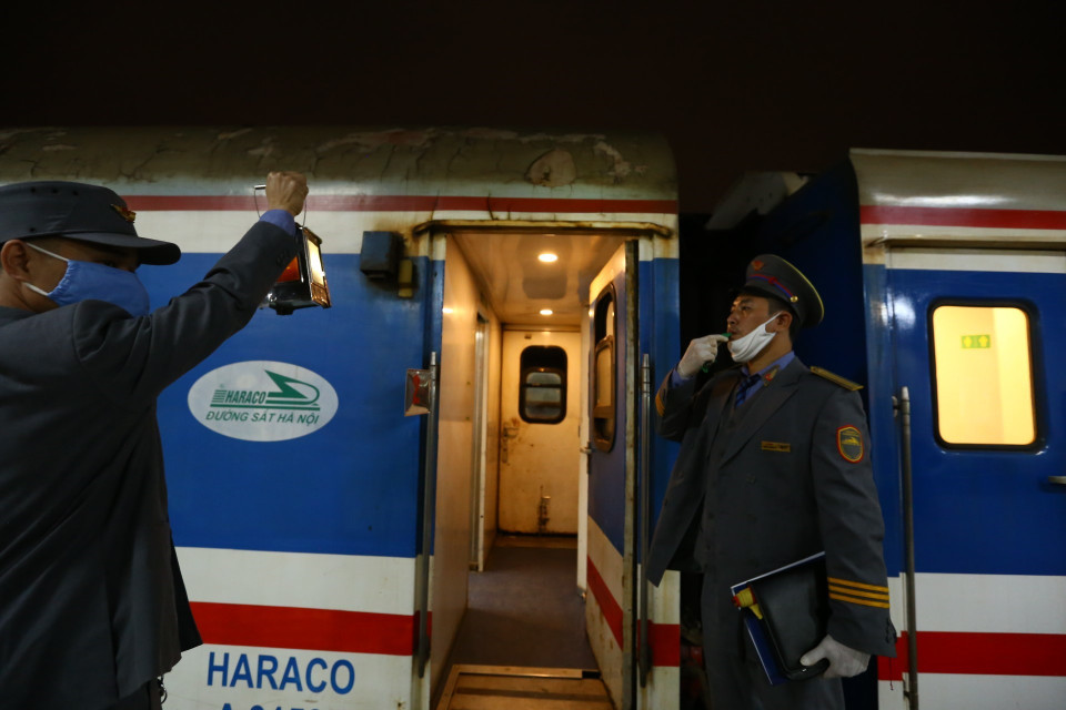 Hiệu lệnh còi và đèn báo chuẩn bị đóng cửa cho tàu chạy. (Ảnh: Minh Quyết/TTXVN)