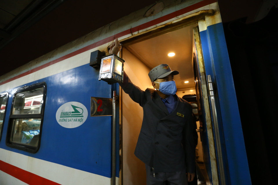 Từ ngày 1/4 đến 15/4/2020, ngành đường sắt thực hiện chỉ 1 chuyến tàu tuyến Hà Nội-Thành phố Hồ Chí Minh và ngược lại với đôi tàu khách duy nhất SE3/SE4 hoạt động. (Ảnh: Minh Quyết/TTXVN)