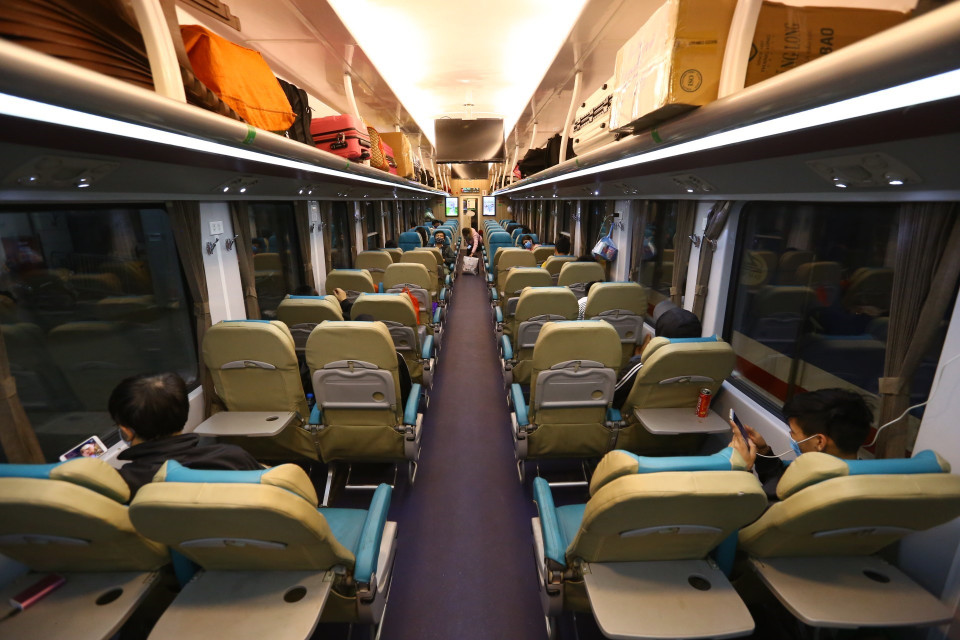 Hành khách được bố trí ngồi theo quy định, đảm bảo khoảng cách an toàn. (Ảnh: Minh Quyết/TTXVN)