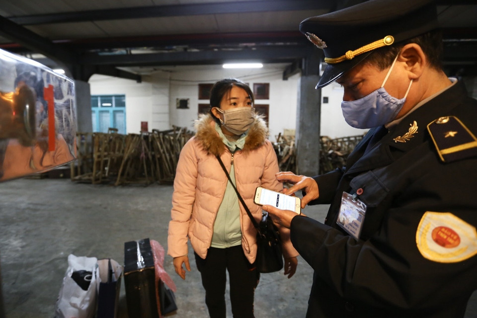 Nhân viên của tàu SE 3 kiểm tra vé của hành khách trước khi lên tàu. (Ảnh: Minh Quyết/TTXVN)