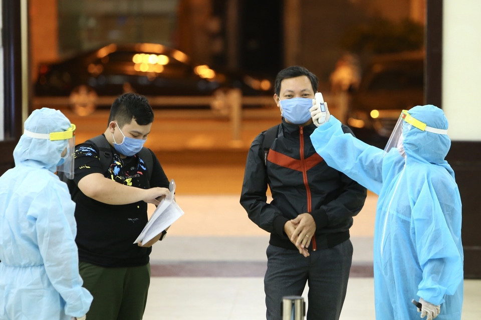 Tất cả hành khách khi ra tàu sẽ được kiểm tra thân nhiệt. (Ảnh: Minh Quyết/TTXVN)