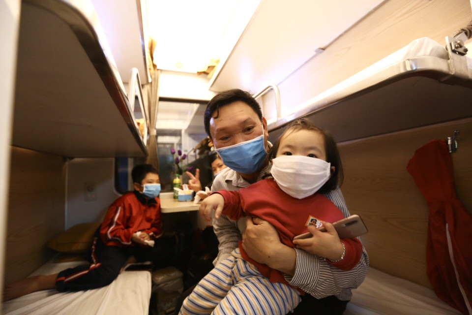 Hành khách tuân thủ đeo khẩu trang trên chuyến tàu SE3. (Ảnh: Minh Quyết/TTXVN)