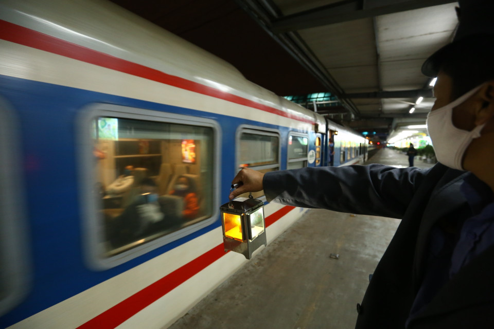 Tàu SE3 chuyển bánh. (Ảnh: Minh Quyết/TTXVN)