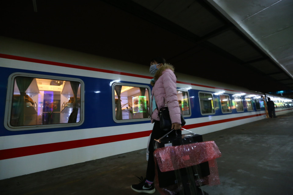 Hành khách chuẩn bị lên tàu. (Ảnh: Minh Quyết/TTXVN)