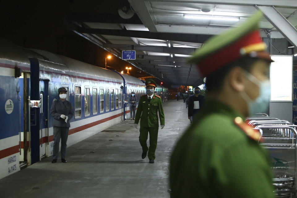 Trước diễn biến phức tạp của dịch bệnh COVID-19, lực lượng chức năng được tăng cường tại ga Hà Nội. (Ảnh: Minh Quyết/TTXVN)