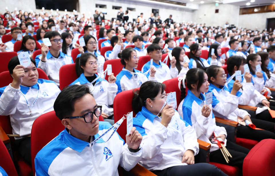 Các đại biểu biểu quyết thông qua chương trình Đại hội. (Ảnh: Minh Đức/TTXVN)