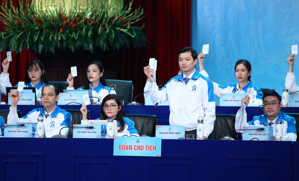 Các đại biểu biểu quyết bằng thẻ thông qua chương trình Đại hội. (Ảnh: Minh Đức/TTXVN)