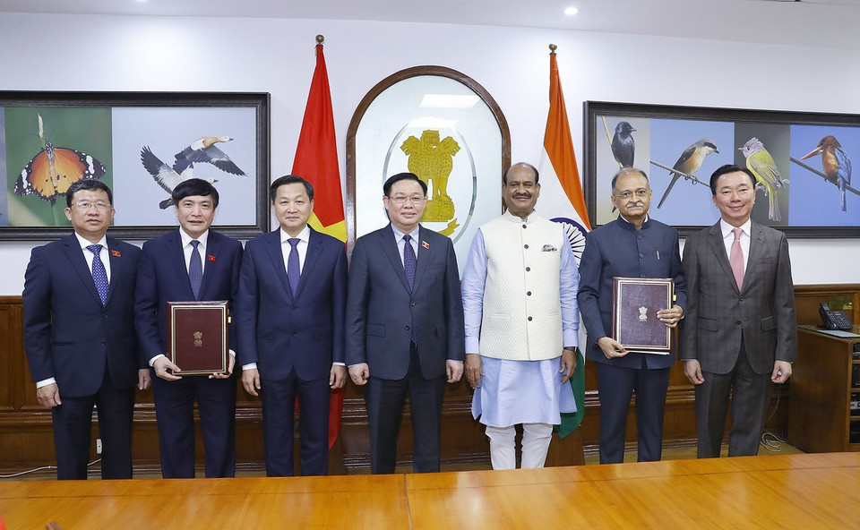 Chủ tịch Quốc hội Vương Đình Huệ và Chủ tịch Hạ viện Ấn Độ Om Birla chứng kiến lễ ký. (Ảnh: Doãn Tấn/TTXVN)