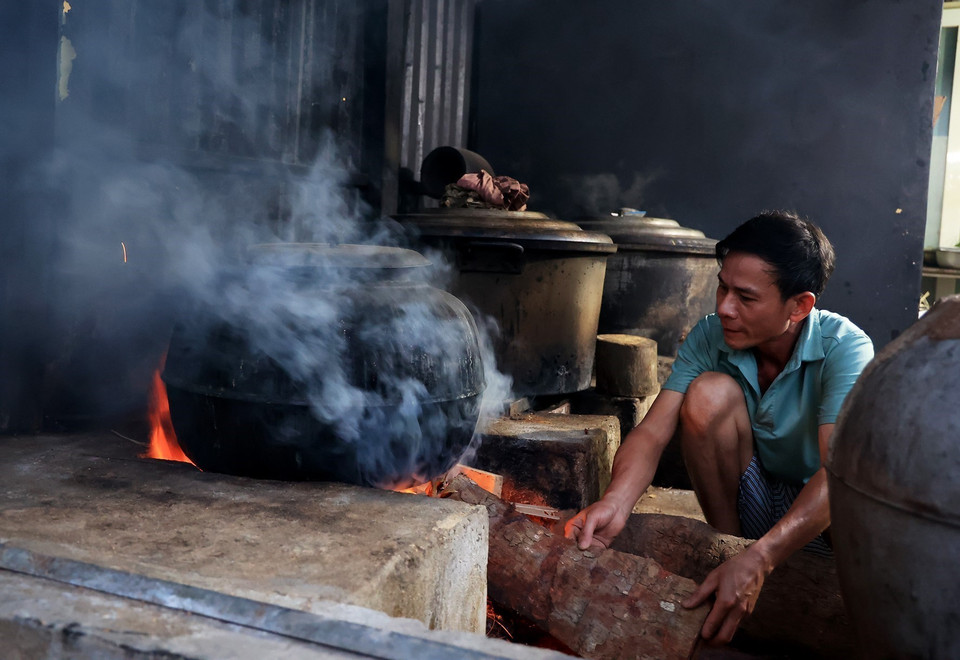 Lò bánh tét bà Ích nổi tiếng bậc nhất xóm bánh tét Nhị Bình, đỏ lửa liên tục trong những ngày cận Tết để kịp xuất đi những mẻ bánh mới cho khách hàng. (Ảnh: Hồng Đạt/TTXVN)