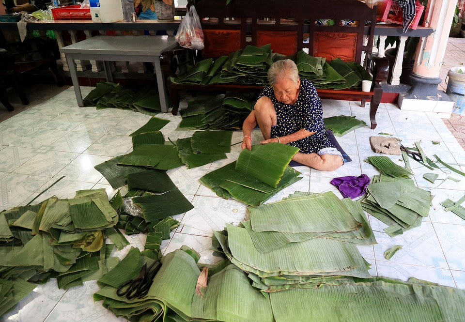 Bà Nguyễn Thị Ích (82 tuổi, ấp 4, xã Nhị Bình, huyện Hóc Môn) với 40 năm làm nghề bánh tét, thâm niên nhất xóm bánh tét Nhị Bình. (Ảnh: Hồng Đạt/TTXVN)