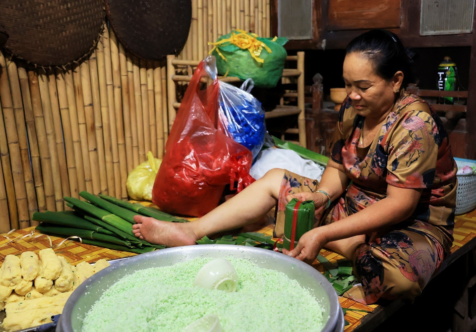 Bánh tét Nhị Bình nổi tiếng thơm ngon, mang đậm phong vị đặc trưng của vùng đất phương Nam. (Ảnh: Hồng Đạt/TTXVN)