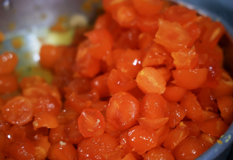 Trứng muối dùng làm nhân bánh tét. (Ảnh: Hồng Đạt/TTXVN)