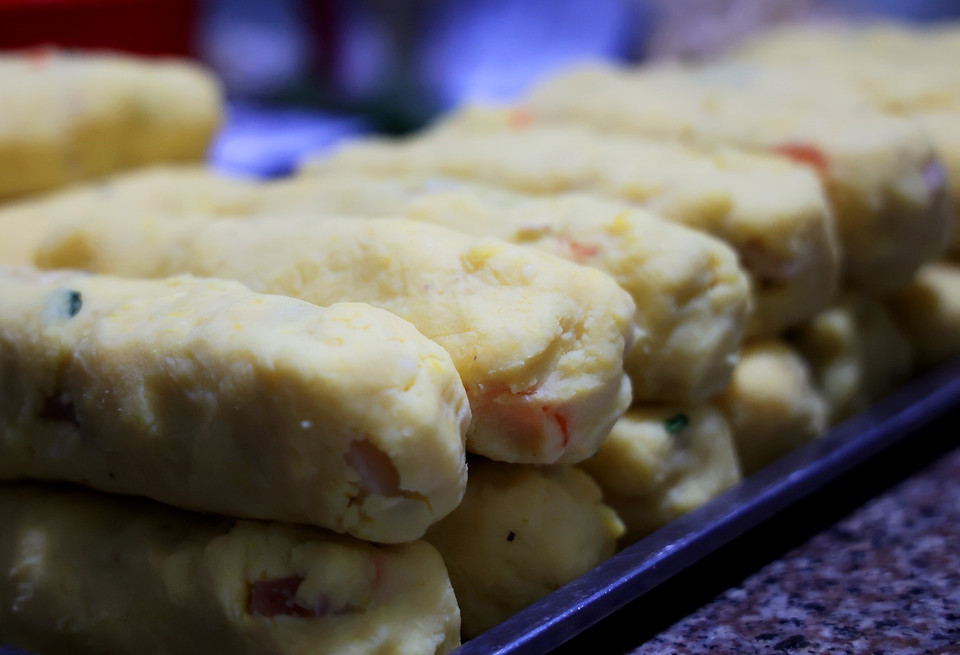 Nhân bánh tét kết hợp từ đậu xanh, thịt ba chỉ, trứng muối, hạt điều, tôm khô. (Ảnh: Hồng Đạt/TTXVN)