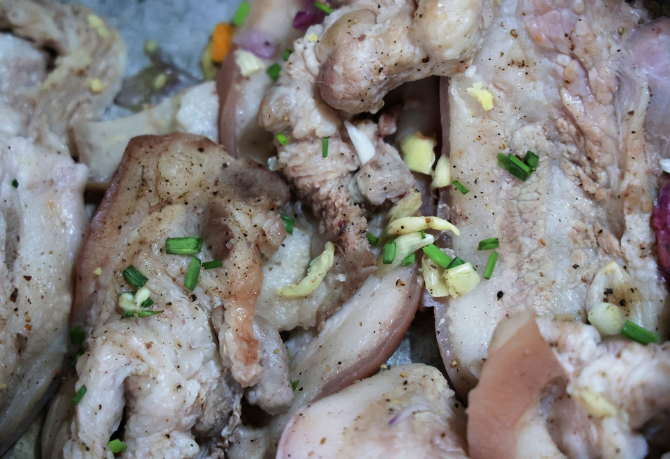 Thịt ba chỉ ướp gia vị dùng làm nhân bánh tét. (Ảnh: Hồng Đạt/TTXVN)