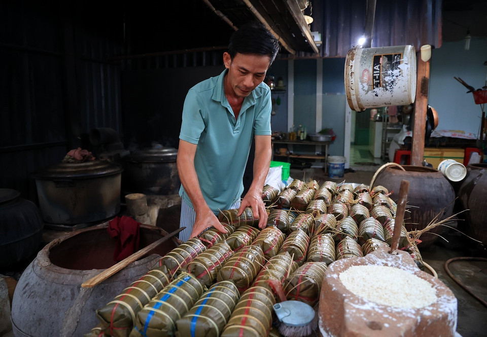 Lò bánh tét bình quân làm 400 đòn/ngày trong dịp Tết. (Ảnh: Hồng Đạt/TTXVN)