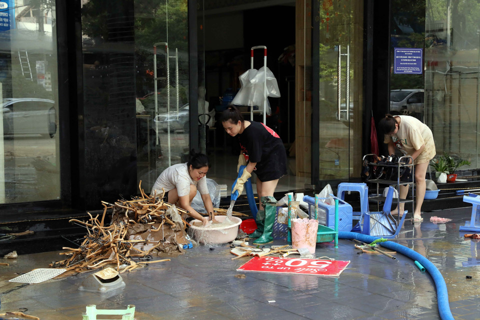 Nhiều cửa hàng tranh thủ vệ sinh vật dụng để sớm trở lại kinh doanh. (Ảnh: Quang Cường/TTXVN)